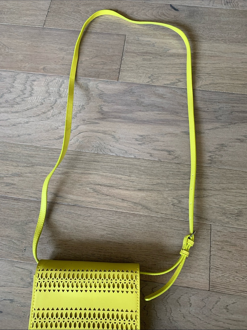 NWOT Stella & Dot Neon Yellow Perforated Crossbody Bag - Picture 10 of 10